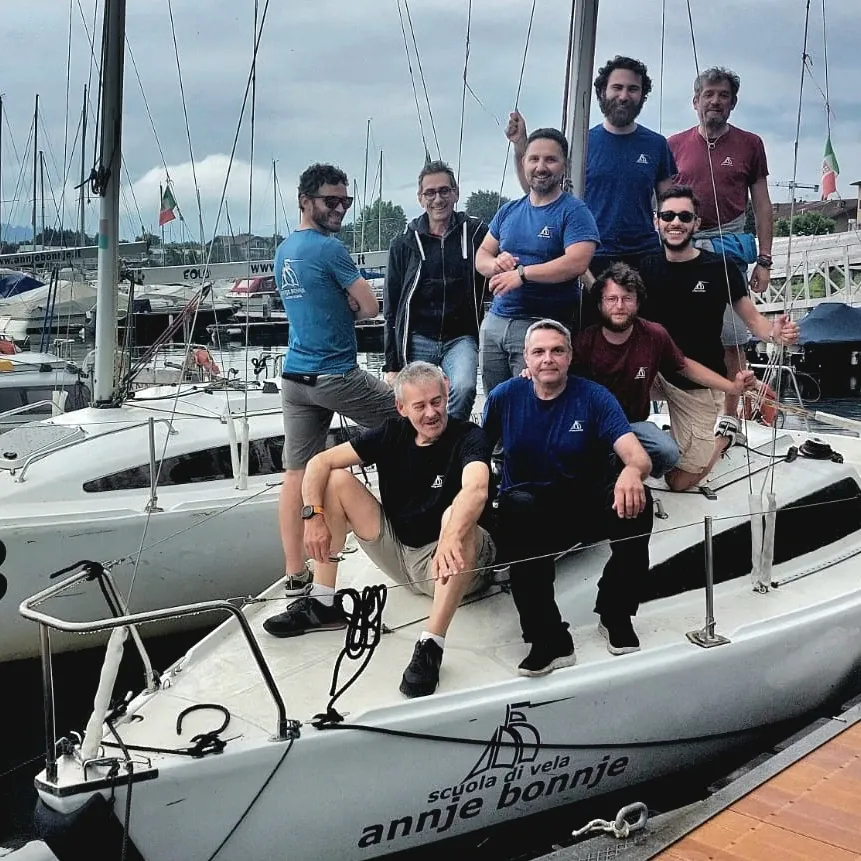 Istruttori di Annje Bonnje su una barca a Domaso