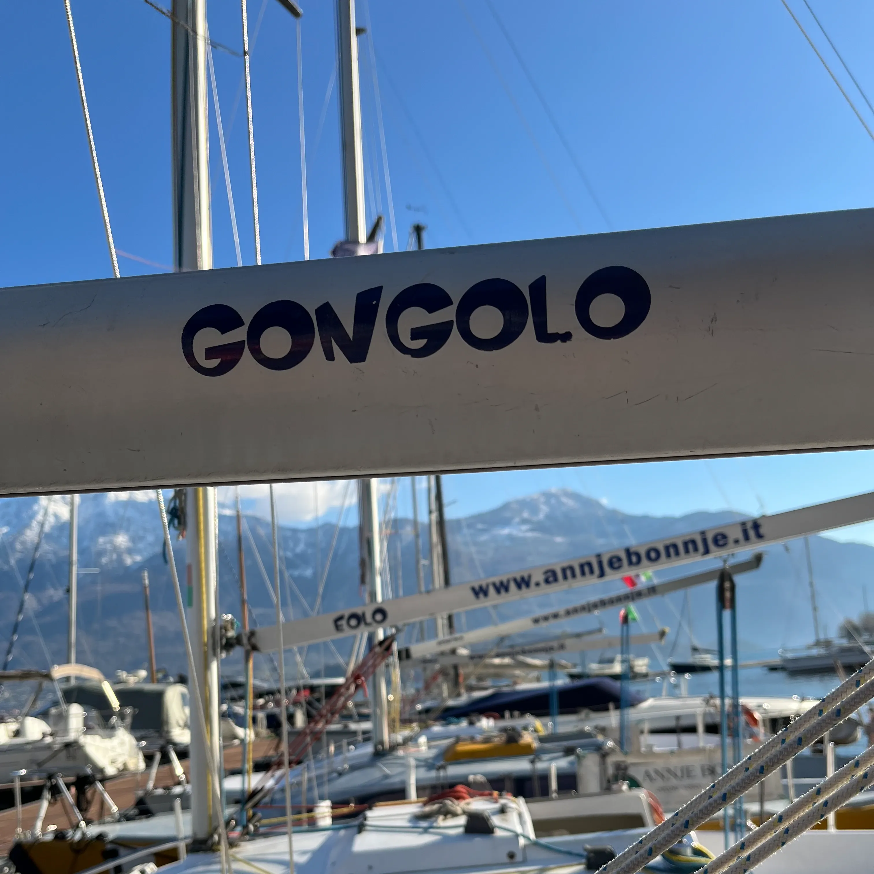 Le barche di Annje Bonnje ormeggiate a Domaso