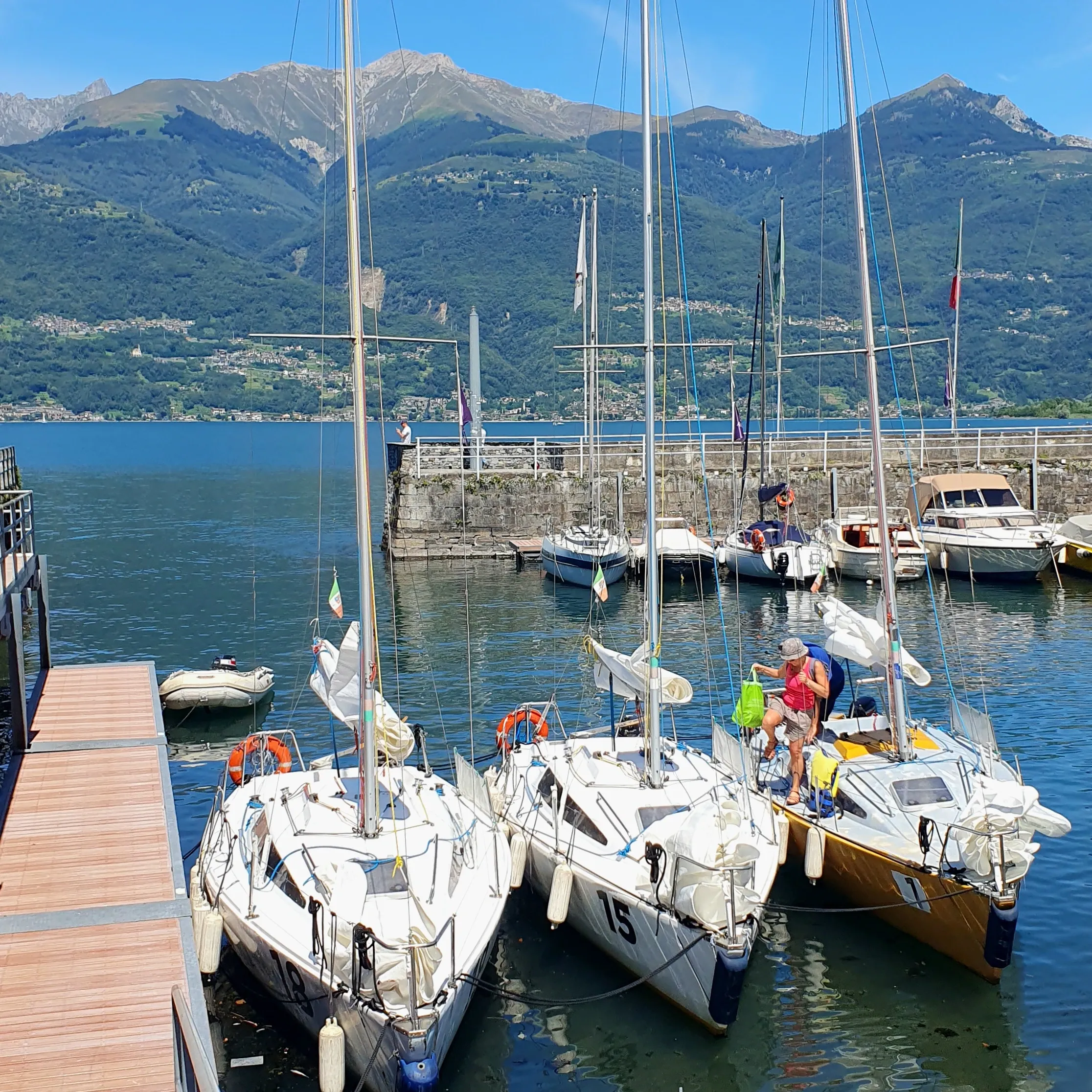 Barche di Annje Bonnje ormeggiate a Colico