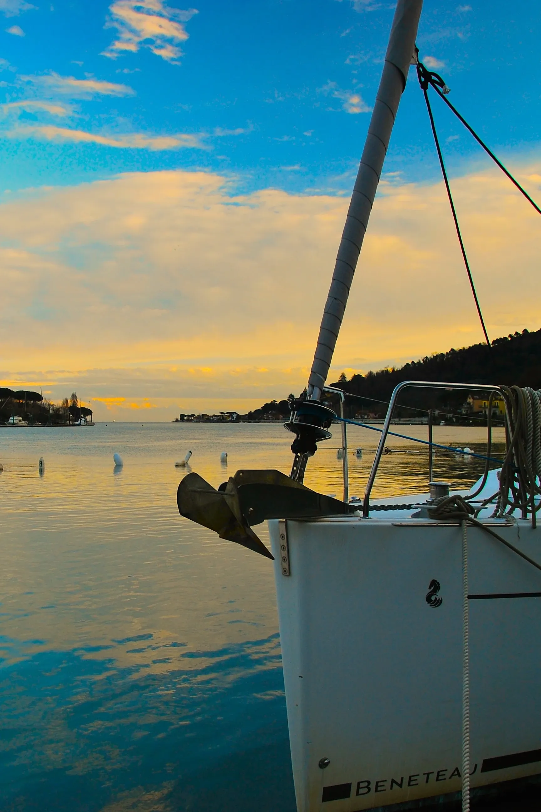 Prua di una barca sul fiume Magra