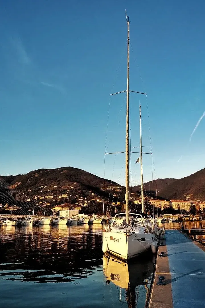 Una barca ormeggiata al porto di La Spezia